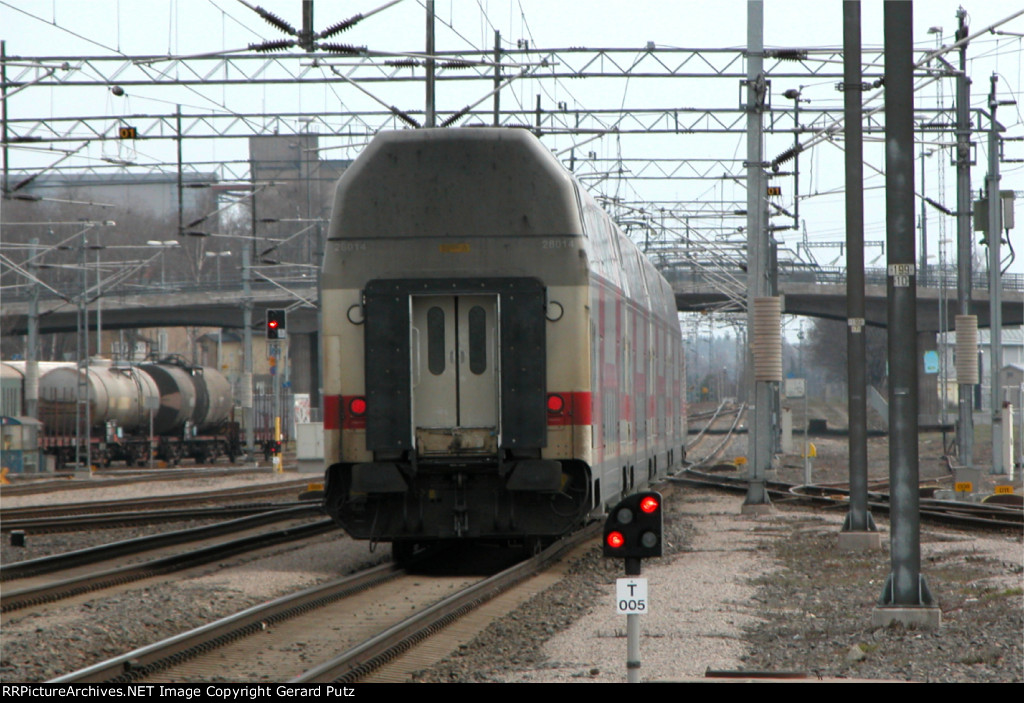 e/b departing led by Sr2 #3219 on Track #5